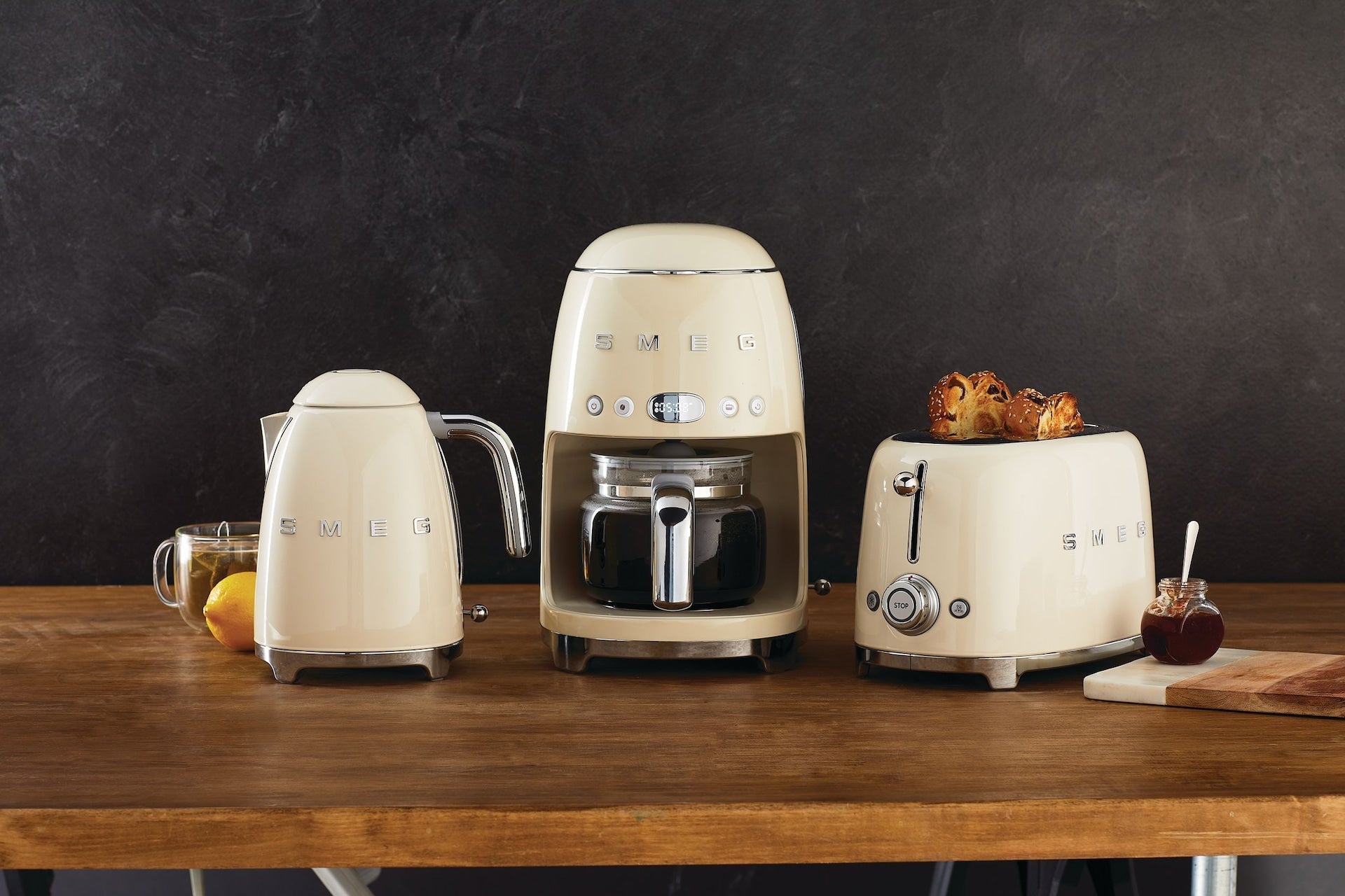 Smeg 50er Jahre Retro-Stil fix Temperatur Countertop Kessel, 1400W, 1,7-l, Creme