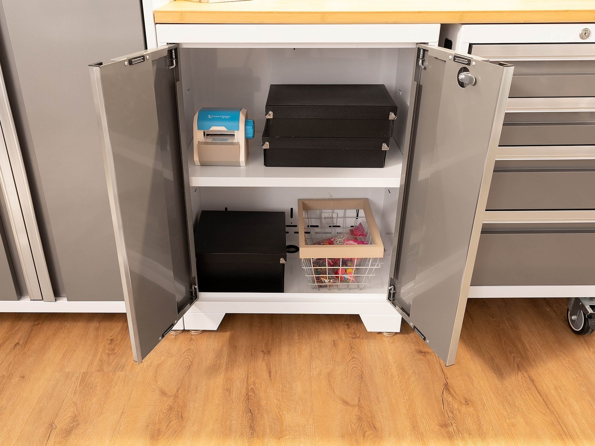 NewAge Fett 3.0-Serie All-in-One-abschließbare Stahlgaragenschrank mit Bambus-Top, weiß / Platin, 48-in x 18-in x 76,75-in, 5-pc