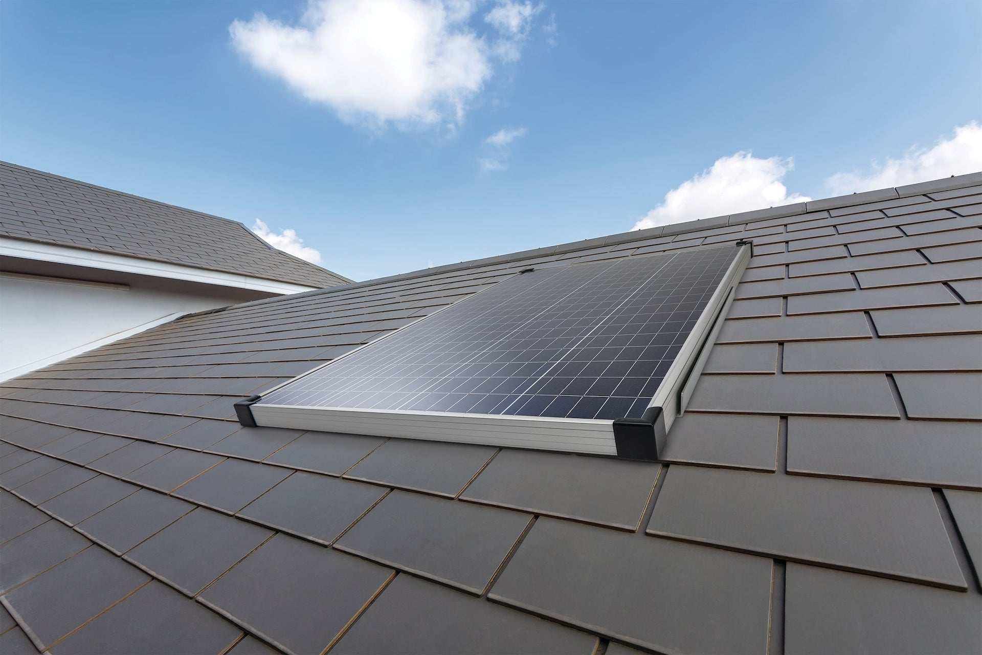 NOMA 100 Watt, 12 V kristallines Solarpanel mit Stand- und Laderegler