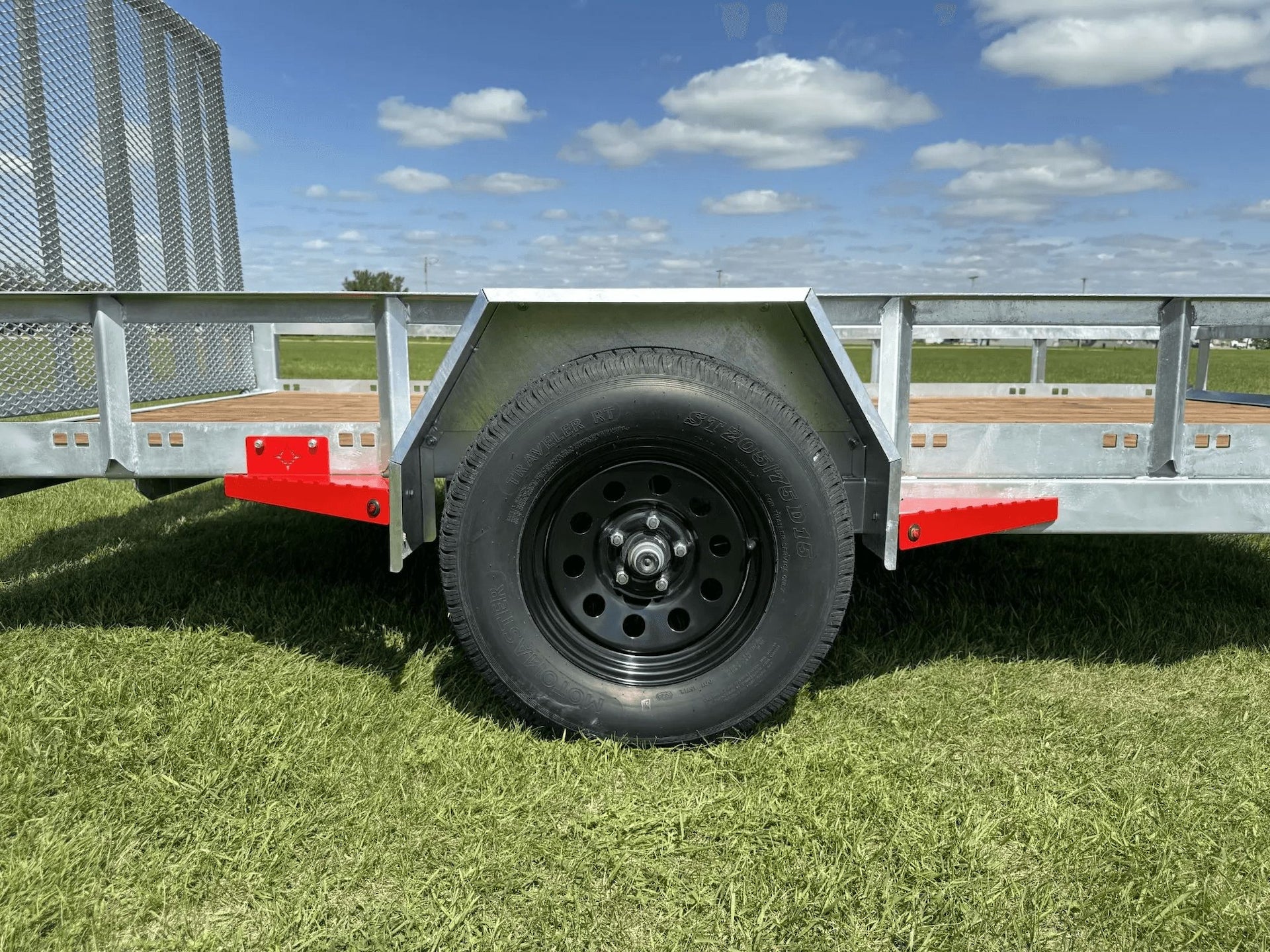 True North 77-in x 12-ft Utility Trailer mit Tor, Silber
