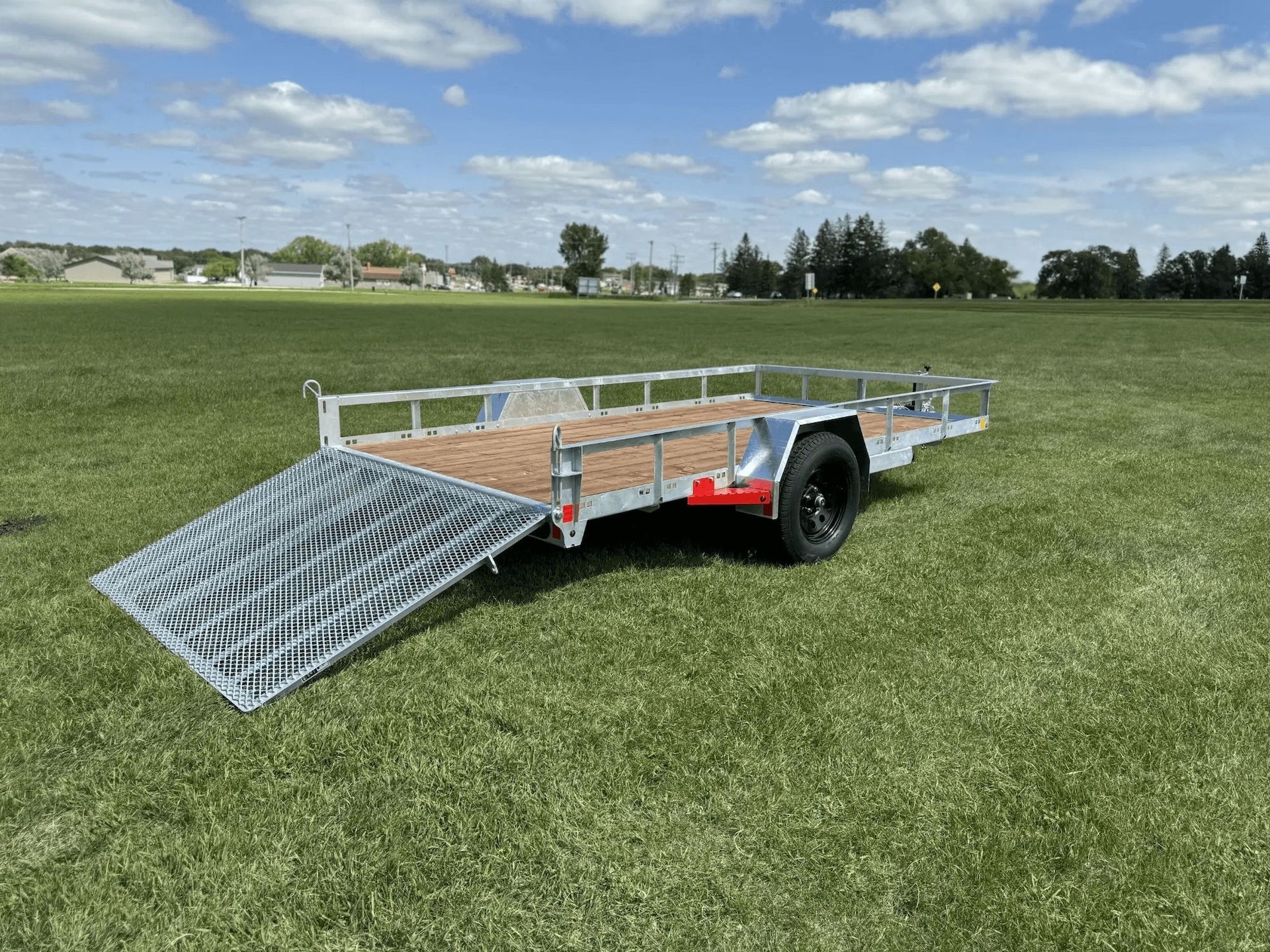 True North 77-in x 12-ft Utility Trailer mit Tor, Silber