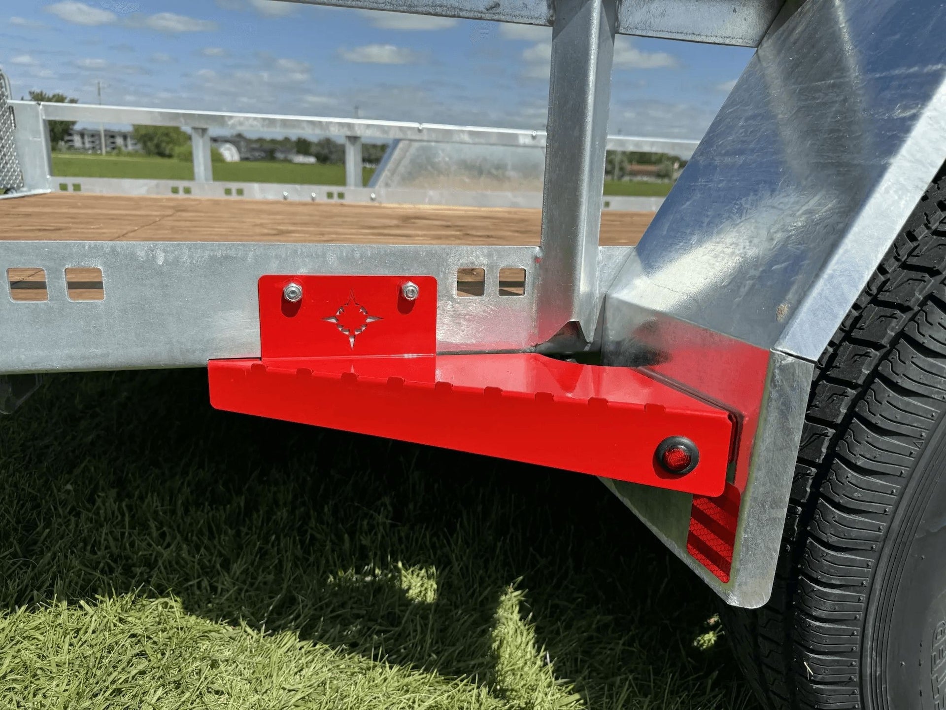 True North 77-in x 12-ft Utility Trailer mit Tor, Silber