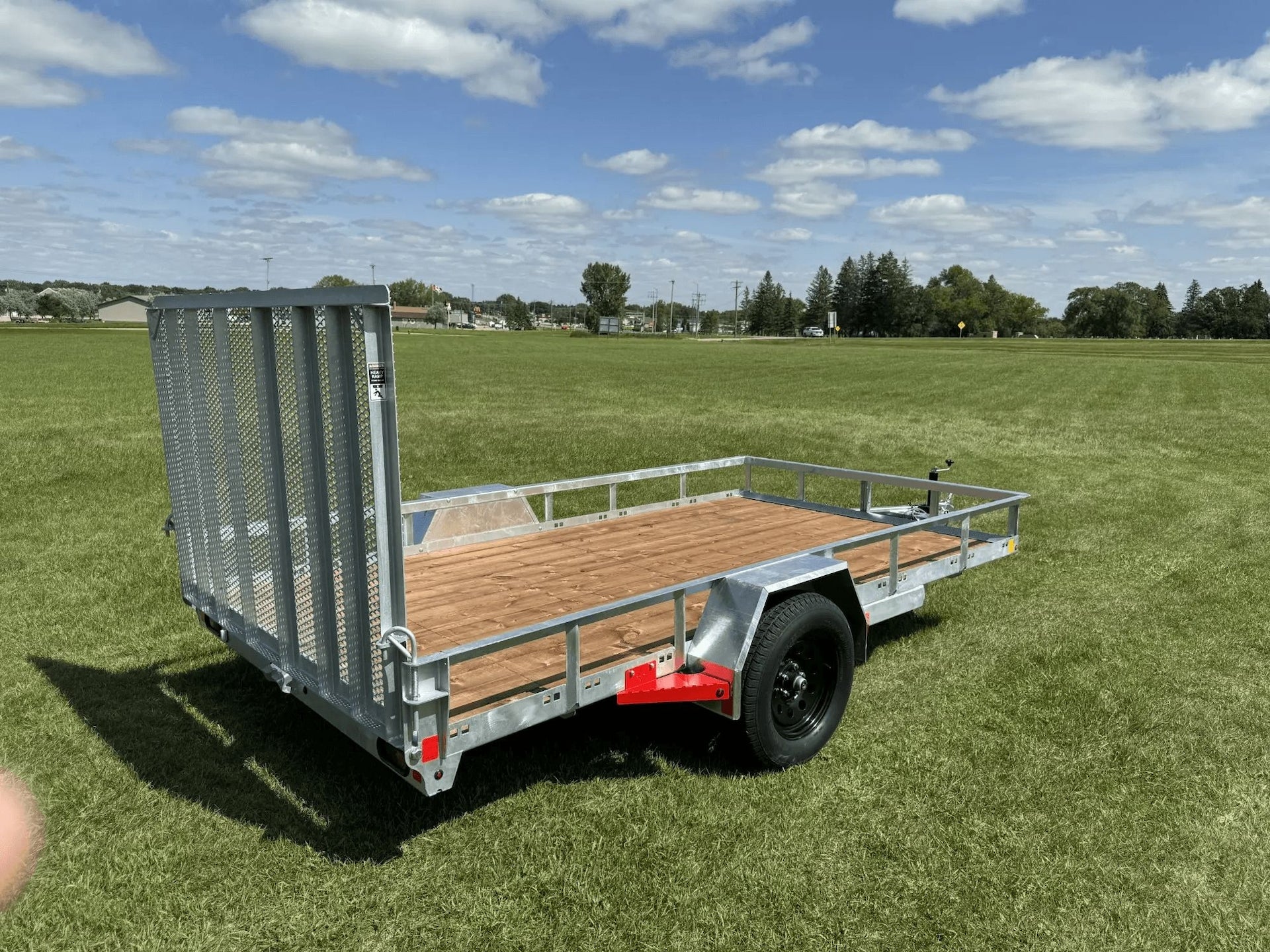 True North 77-in x 12-ft Utility Trailer mit Tor, Silber