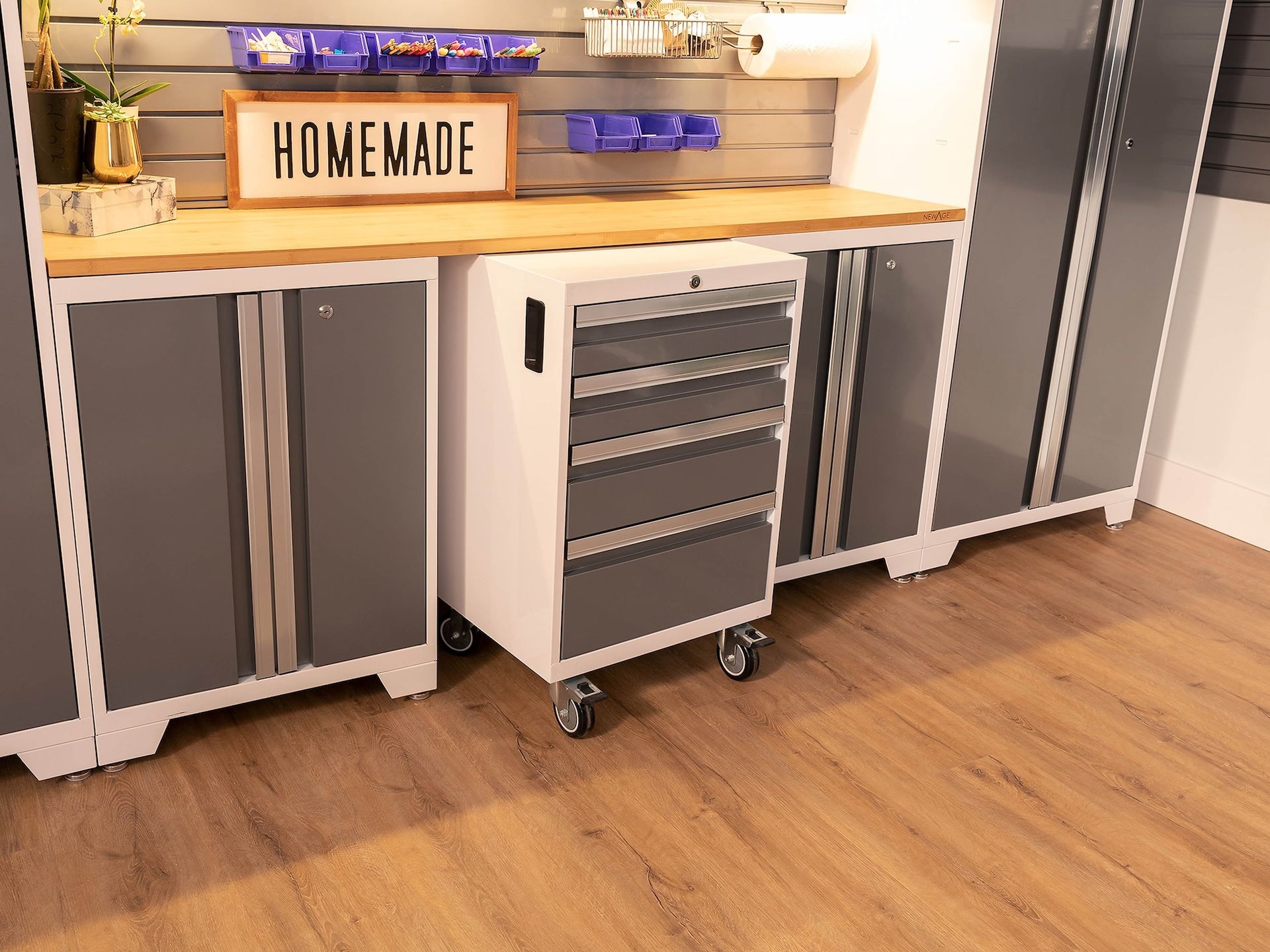 NewAge Fett 3.0-Serie All-in-One-abschließbare Stahlgaragenschrank mit Bambus-Top, weiß / Platin, 48-in x 18-in x 76,75-in, 5-pc